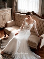 英文：APJbridal Romantic Vintage Long Sleeve Lace A-Line Wedding Dress with Square Neckline and Floral Appliques